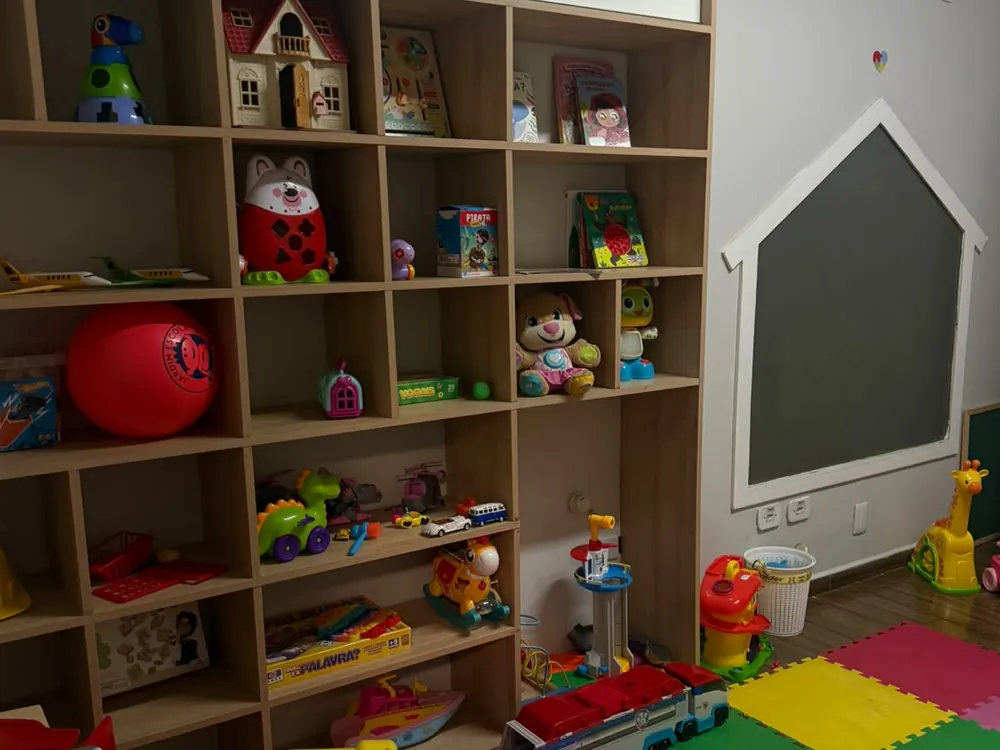 Estante com brinquedos e jogos usados nas sessões