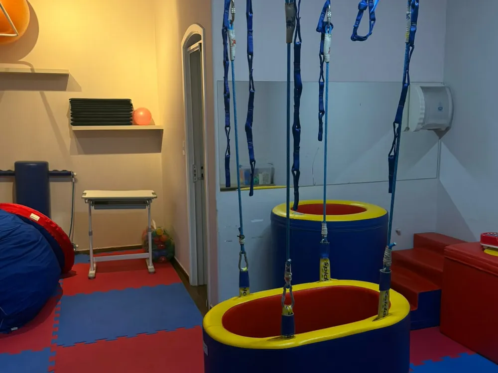 Sala de estimulação sensorial com balanço e colchonetes